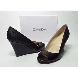 Calvin Klein Qammie Nappa/ Fish Black Wedge ▪️